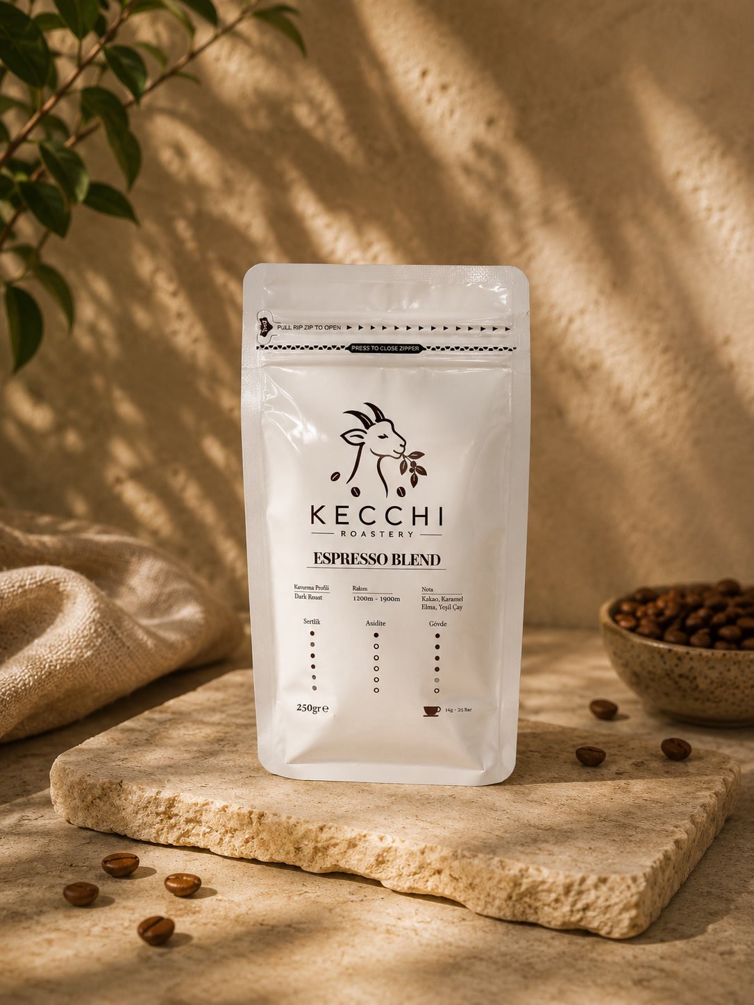 Kecchi Roastery 250 gramlık paket, güneşli traverten üstünde